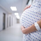 Ragazza incinta si costituisce: pensava di non essere arrestata. Ma i poliziotti la portano in carcere