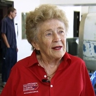 «Voglio arrivare a 1000 lanci con il paracadute», la promessa della nonna di 84 anni dopo la morte del marito