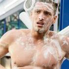 Gennaro Lillio mostra un po' troppo: la doccia al GF è piccante