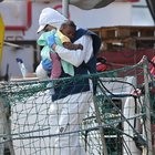 Sea Watch sbarca a Messina: migranti resteranno in quarantena