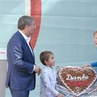 Merkel, ultimo comizio: per lei in regalo un cuore gigante di pan di zenzero