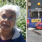 Bus si schianta in un negozio di tè: morta una donna di 77 anni. La famiglia: «Mena amava la musica e il giardinaggio»