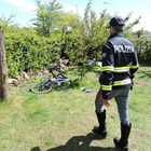 Lanuvio, ciclista ucciso sulla Nettunense dopo un volo di 6 metri finisce dentro al giardino di una villa