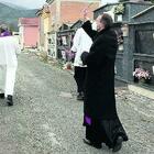 Latina, festini tra i loculi e salme sparite: il business del cimitero a Sezze