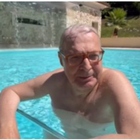 Vittorio Sgarbi, il neo sindaco di Arpino convoca la giunta comunale in piscina: «Così non perdo il piacere dell'estate»