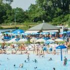 Bimba rischia di annegare in piscina a Pavia: è fuori pericolo. Salvata dall'intervento di due infermiere