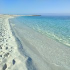 La sabbia della Sardegna come souvenir: dopo 40 anni un romano si pente e la restituisce