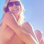 Stefania Orlando, il topless a Otranto conquista i fan: «Sei sempre più bella»