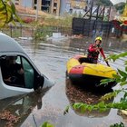 Maltempo, inondazioni a Palermo: i soccorsi dei Vigili del Fuoco in canotto