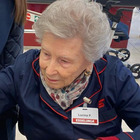 Torna a lavorare a 90 anni, Lucina realizza il suo sogno e diventa cassiera per un giorno