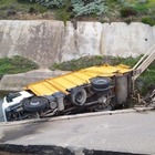 Sardegna, crolla un ponte di 6 metri mentre passa un camion dei rifiuti: nessun ferito