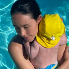 Aurora Ramazzotti, foto in acqua con il piccolo Cesare. Poi il dolce scatto a sorpresa