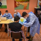 AstraZeneca, la Lombardia sospende il richiamo con vaccino diverso per under 60