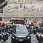 Gigi Proietti, Roma si ferma per omaggiarlo: funerali itineranti e diretta Rai