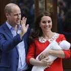 Kate Middleton dopo il parto esce dalla clinica: vestito rosso e capelli impeccabili