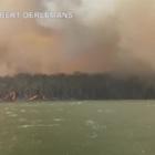 Incendi Australia, i roghi al lago Conjola ripresi da una barca