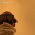 Incendi in Australia, in bici tra i roghi con le maschere da sub