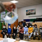Parigi, la sindaca Hidalgo chiede la chiusura delle scuole: boom di casi nella fascia d'età 15-19 anni