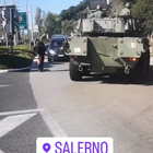 Carri armati in pieno centro a Salerno. Traffico bloccato e residenti spiazzati: «Cosa fanno?». Ecco il motivo
