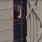 Uomo si barrica in un hotel e prende una donna in ostaggio: dalla finestra lancia oggetti nella piscina