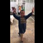 La gioia del bambino afghano che balla dopo aver ricevuto una gamba artificiale
