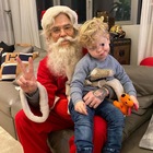 Fedez, Leone e la foto (triste) con Babbo Natale. Riconoscete chi è?