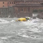 Tempesta a Venezia, le impressionanti immagini del maltempo sulla città Video