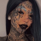 Influencer si tatua i bulbi uculari e diventa cieca: «Ma non ho rimpianti». Ha pianto lacrime blu