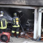 Ferrari e Porsche in fumo nel garage: incendio da un milione e mezzo di euro di danni