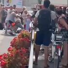 immagine Napoli, rissa all'imbarco dei traghetti: un uomo stacca un pezzo di orecchio a un altro a morsi