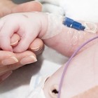 Morti 6 neonati, interrotto studio che consentiva di continuare la gravidanza oltre le 40 settimane