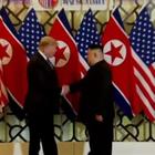 Hanoi, la stretta di mano tra Kim e Trump