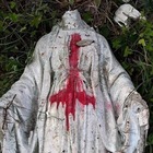 Statua della Madonna di Loano decapitata e con una croce rossa rovesciata: l'ombra del satanismo