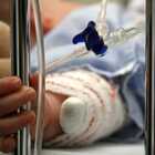 Bambino di 6 mesi muore cadendo dal fasciatoio in casa: inutili due interventi chirurgici per salvarlo. La Procura apre un'inchiesta