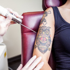 Tatuaggi, l'allarme degli specialisti: «L'inchiostro può coprire i melanomi sulla pelle»