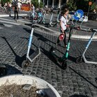 Roma, la giungla dei monopattini che blocca i marciapiedi: i pedoni “prigionieri” degli abusi