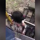 India, bambina si lancia da un treno in movimento