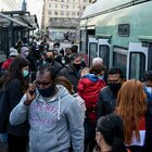 Roma, autobus, distanziamento farsa: a bordo nessuno controlla