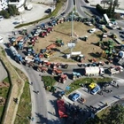Trattori bloccano il casello di Orte sull'autostrada A1, la protesta degli agricoltori: fermi con oltre 100 mezzi sulla rotatoria