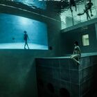 Proiezione di film sott'acqua nella piscina più profonda del mondo, la Y40 in occasione della Mostra del Cinema