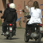 «In 4 su uno scooter senza casco, con due bambini»: insultato consigliere a Napoli, lui denuncia