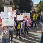 Scuola contro il bullismo: 1.500 tra alunni e docenti della Nino Rota sfilano a Villa Bonelli