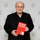 Salman Rushdie aggredito a New York durante una conferenza