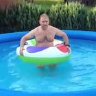 Un uomo riesce a ricreare le onde nella sua piccola piscina gonfiabile