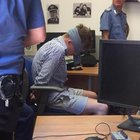 Carabiniere ucciso, parla il collega che ha scattato la foto dellʼarrestato legato e bendato: «Era per una chat interna»