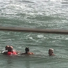 Ostia, doppio salvataggio da parte di Pino Imperi, assistente bagnanti, nel tratto di mare davanti lo stabilimento V Lounge Beach