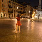 Roma, turiste fanno il bagno nella fontana del Nettuno a piazza Navona (foto di Rino Barillari)