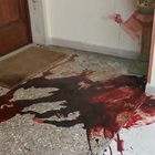 Un fiume di sangue sulle scale, la richiesta di aiuto ai vicini: gli investigatori sulla scena del delitto