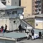 Palermo, grigliata sui tetti e fuochi d'artificio contro l'elicottero dei Carabinieri. Il sindaco Orlando: «Criminali incoscienti»