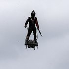 L'uomo volante strega Parigi alla parata del 14 luglio: il Flyboard Air raggiunge i 190 km/h
